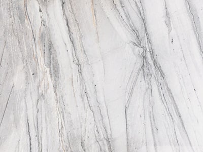 Lastra di marmo bianco con venature nere e dorate