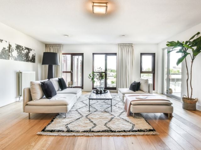 Salotto elegante e luminoso, arredato in stile moderno e minimalista