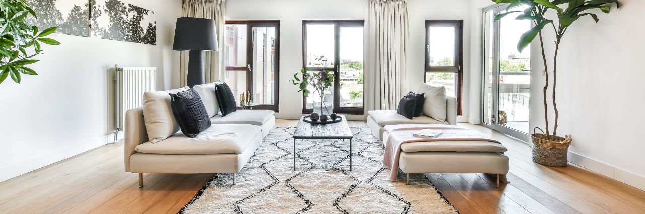 Salotto elegante e luminoso, arredato in stile moderno e minimalista