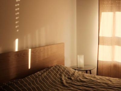 Angolo di una camera da letto illuminato dal sole