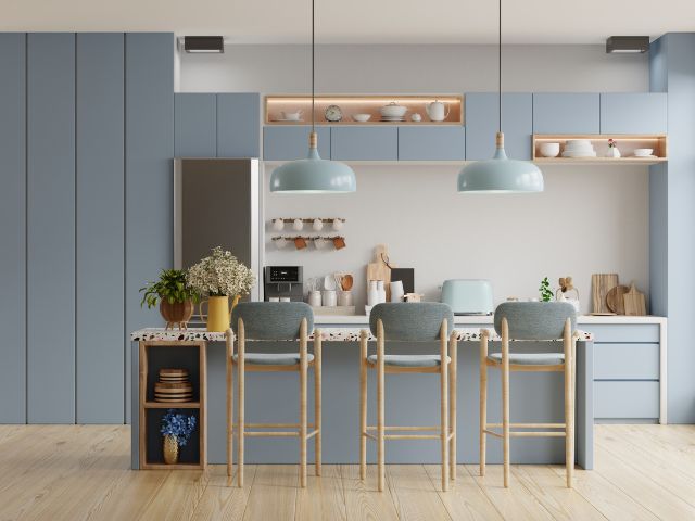Cucina graziosa e luminosa, con mobili in legno e dettagli azzurri che creano un'atmosfera accogliente