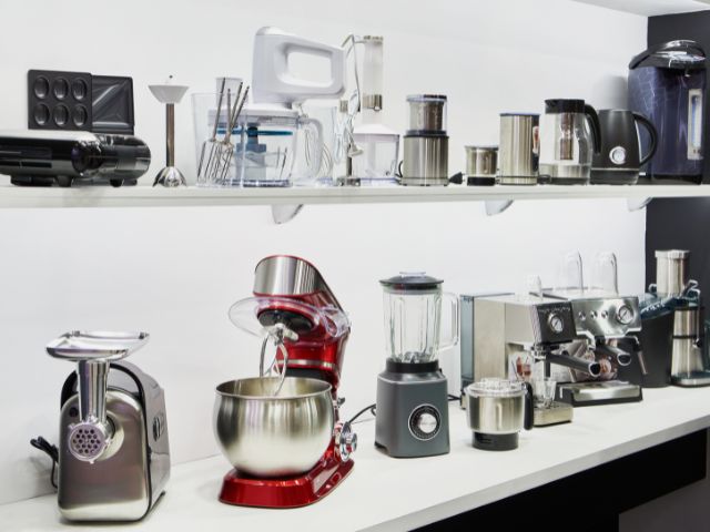 Scaffali con piccoli elettrodomestici per la cucina
