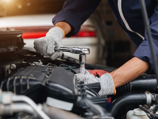 Un meccanico fa manutenzione ad un'automobile