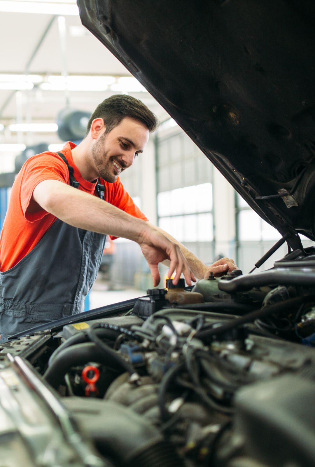 Dei meccanici riparano un'automobile presso un'officina