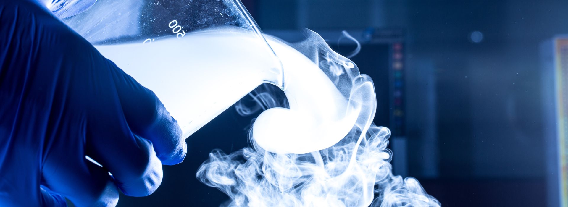 In un laboratorio, una sostanza chimica gassosa fuoriesce da un becher