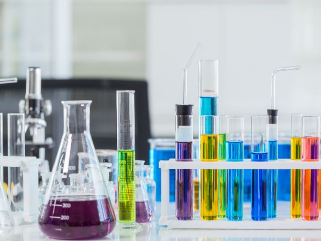 Becher e provette contenenti sostanze chimiche di vari colori