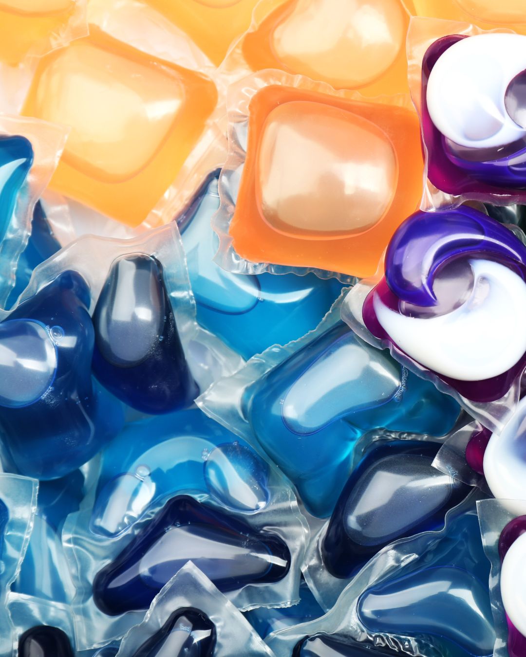 Capsule in plastica trasparente contenenti detergenti liquidi di vari colori