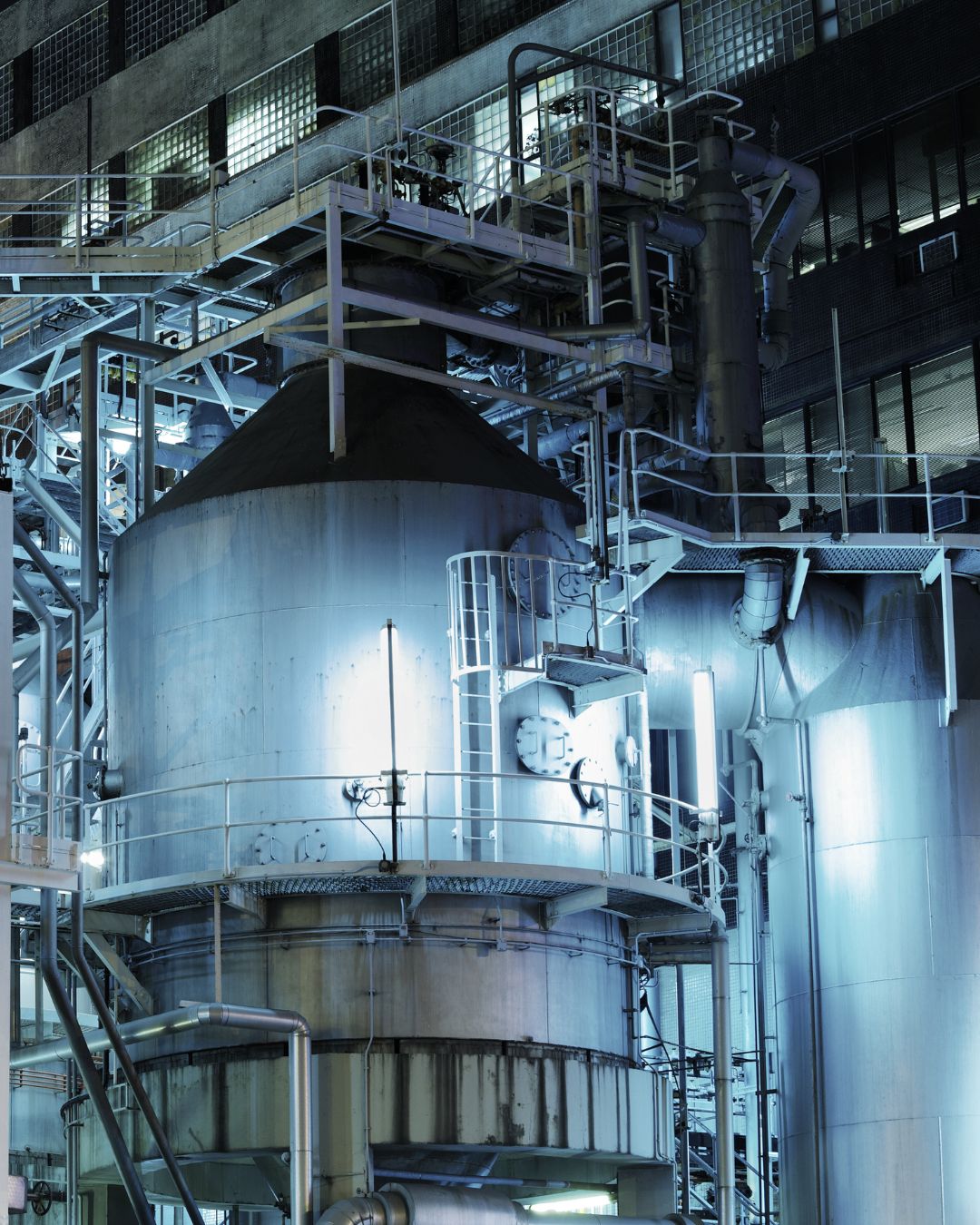 Impianto chimico industriale, con complessi sistemi di tubature, serbatoi e strutture metalliche