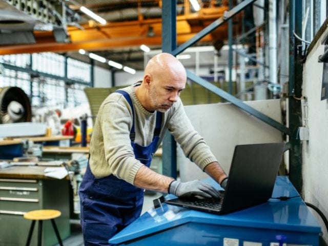 Immagine di una persona che sta lavorando in officina
