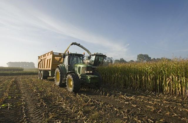 Grande trattore ara un campo da coltivare