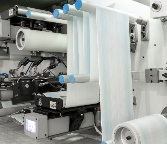 Macchinario con rulli in azione per la produzione di carta