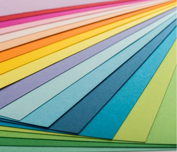 Ventaglio di fogli di cartoncino di vari colori