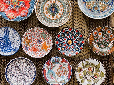 Piatti di ceramica dipinti a mano con motivi artistici e colori brillanti