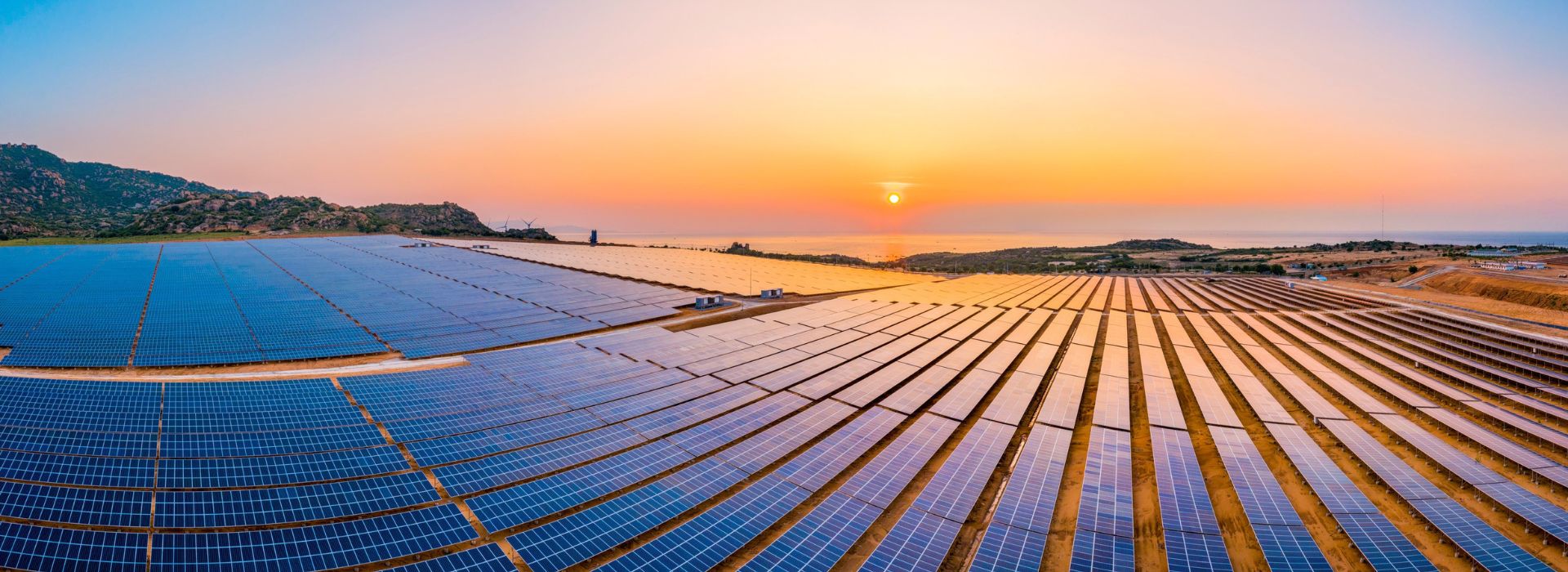 Parco fotovoltaico al tramonto