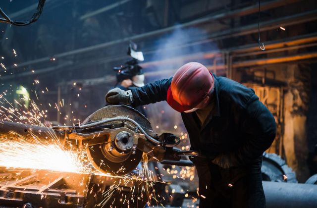Operaio metalmeccanico impegnato nel suo lavoro