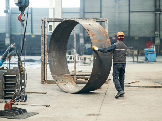 Operaio metalmeccanico impegnato nel suo lavoro