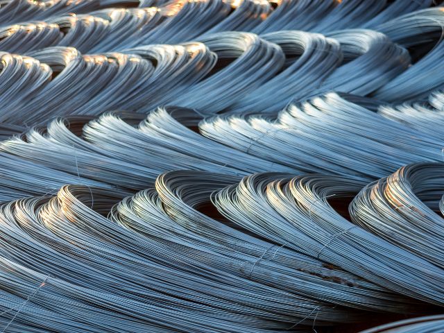 Cavi di metallo arrotolati, pronti per l'uso in applicazioni industriali o per la distribuzione