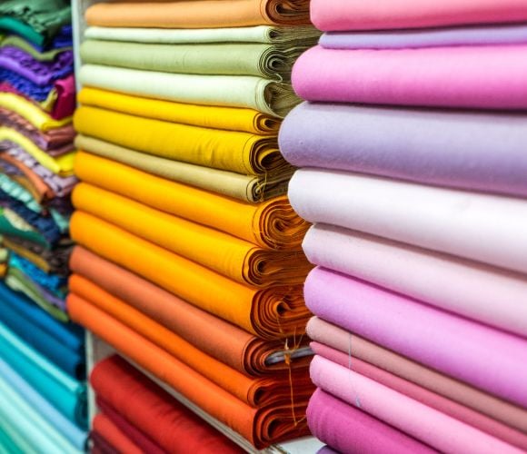 Pile ordinate di tessuti colorati