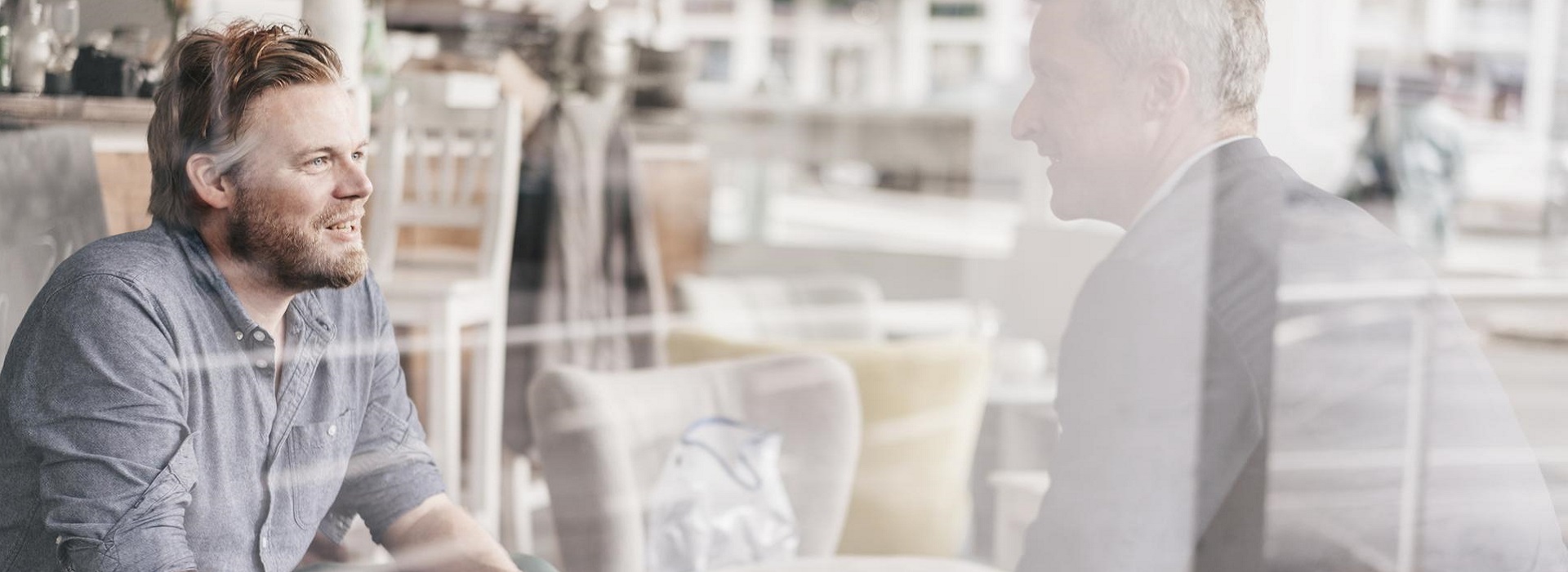 Un imprenditore e un cliente durante una consulenza