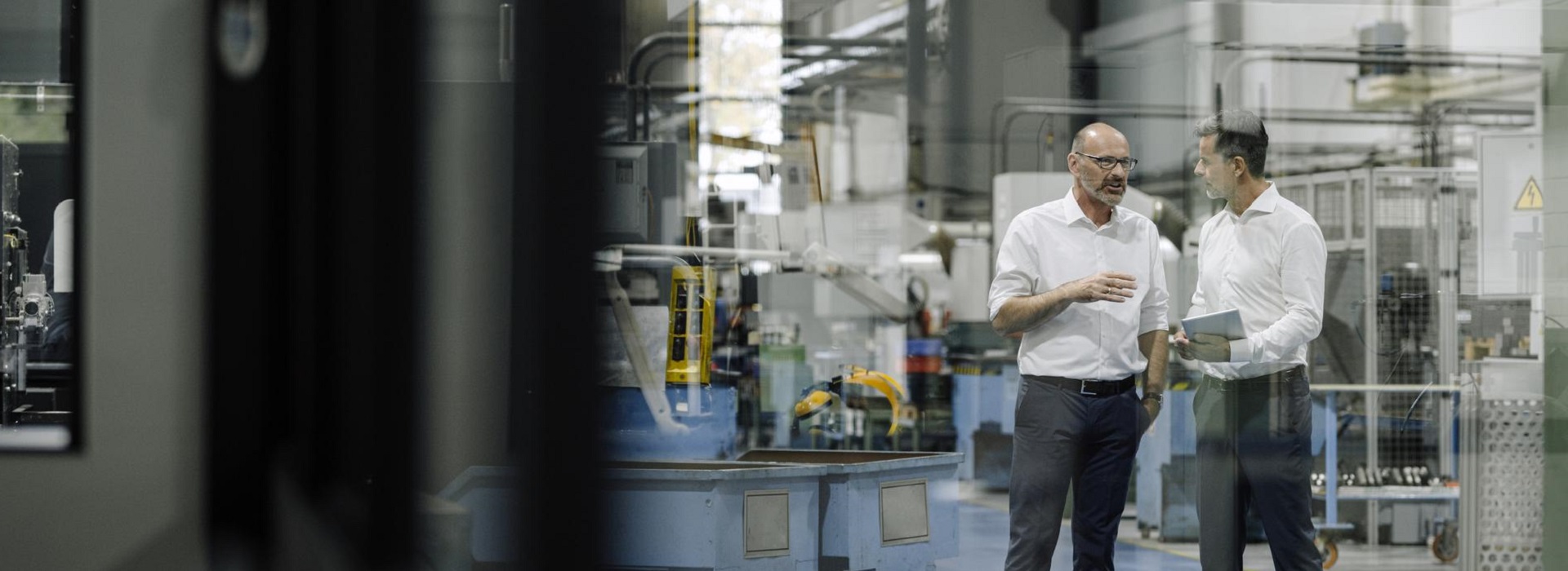 Due ingegneri controllano la produzione industriale