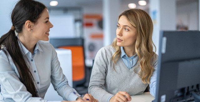Twee dames die overleggen over hoe ze een anti-fraude cultuur kunnen implementeren