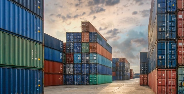 Mini winkelwagentje bovenop een laptop met een tabel