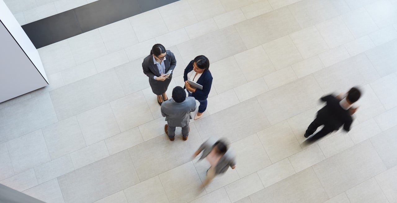 medewerkers-praten-gang