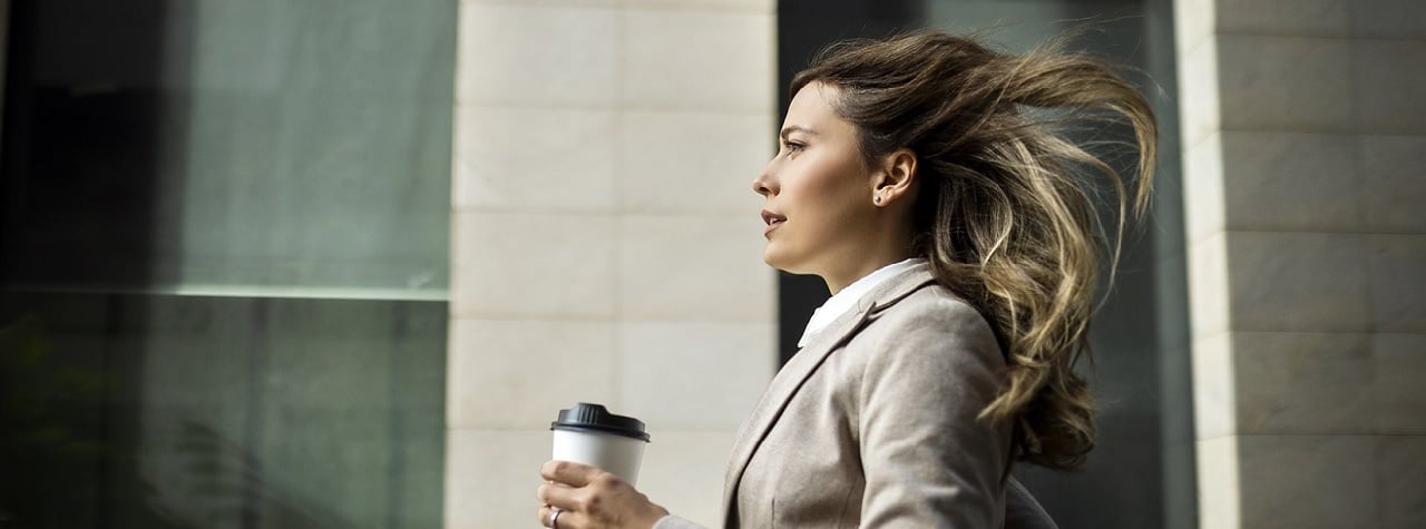 Ondernemer die op weg is naar haar werk en peinst over onbetaalde facturen