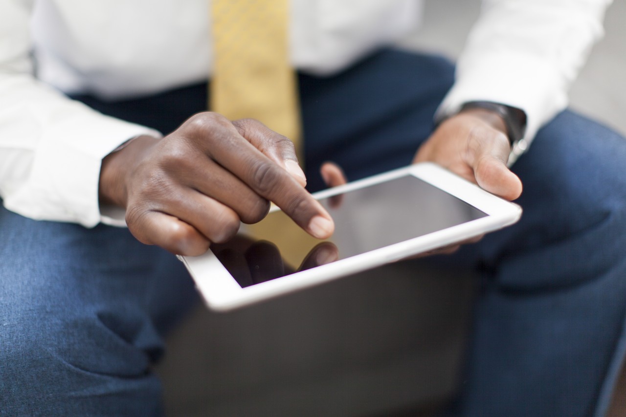 Man die op een iPad de kosten berekent van een exportkredietverzekering