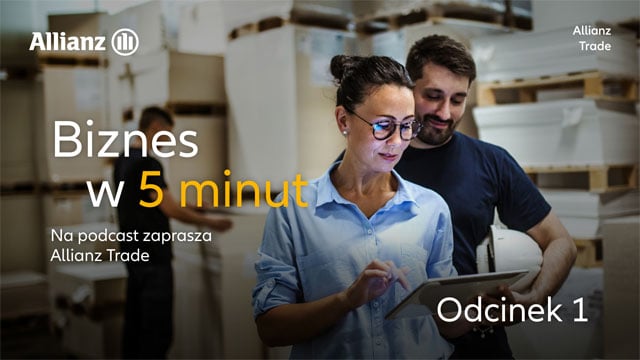 Kobieta i mężczyzna spoglada na tablet w zakładzie pracy, Biznes w 5 minut