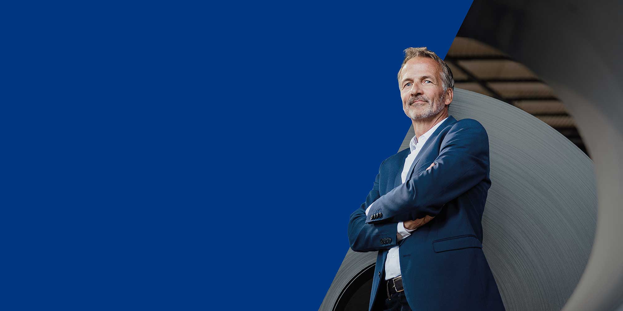 Mężczyzna z założonymi rękoma symbolizujący pewność w ubezpieczeniu należności