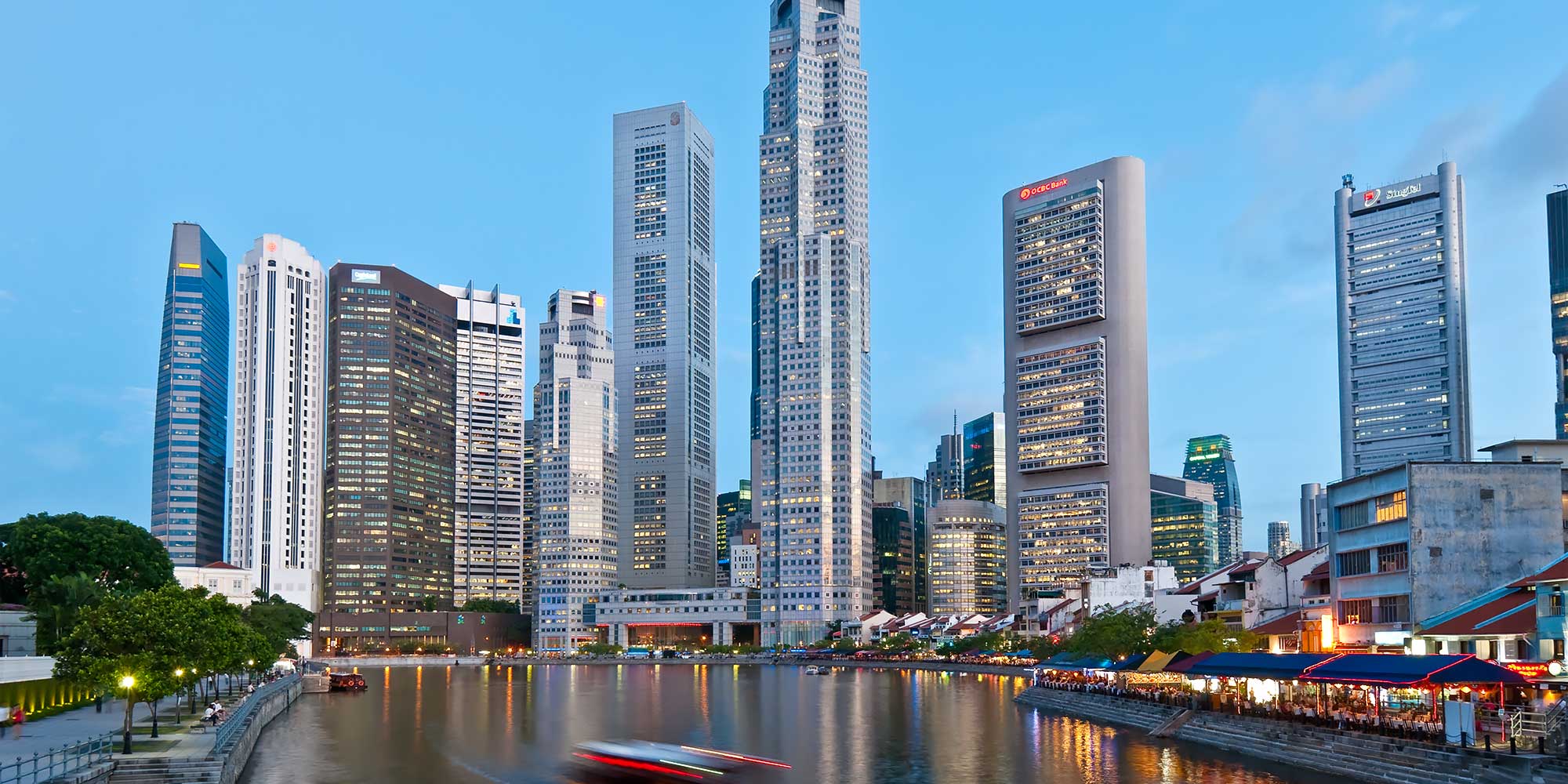 Panorama miasta nad jeziorem o zmierzchu