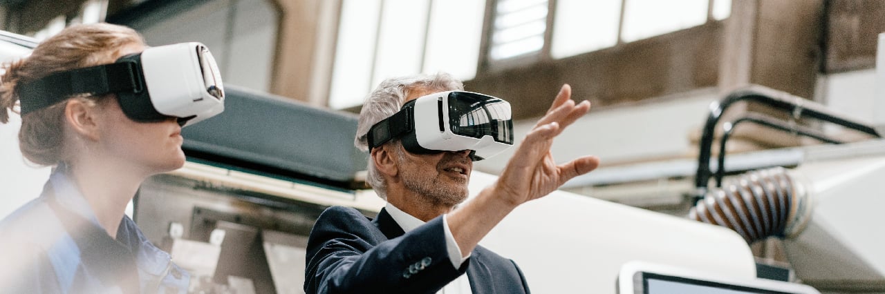 Kobieta i mężczyzna w zestawie VR gestykulują dłonią