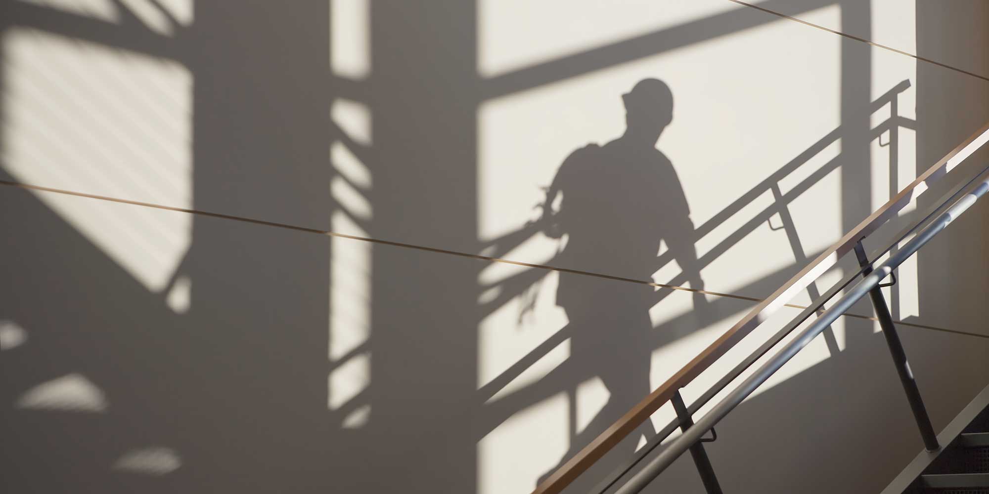 Cień tajemniczego człowieka na ścianie