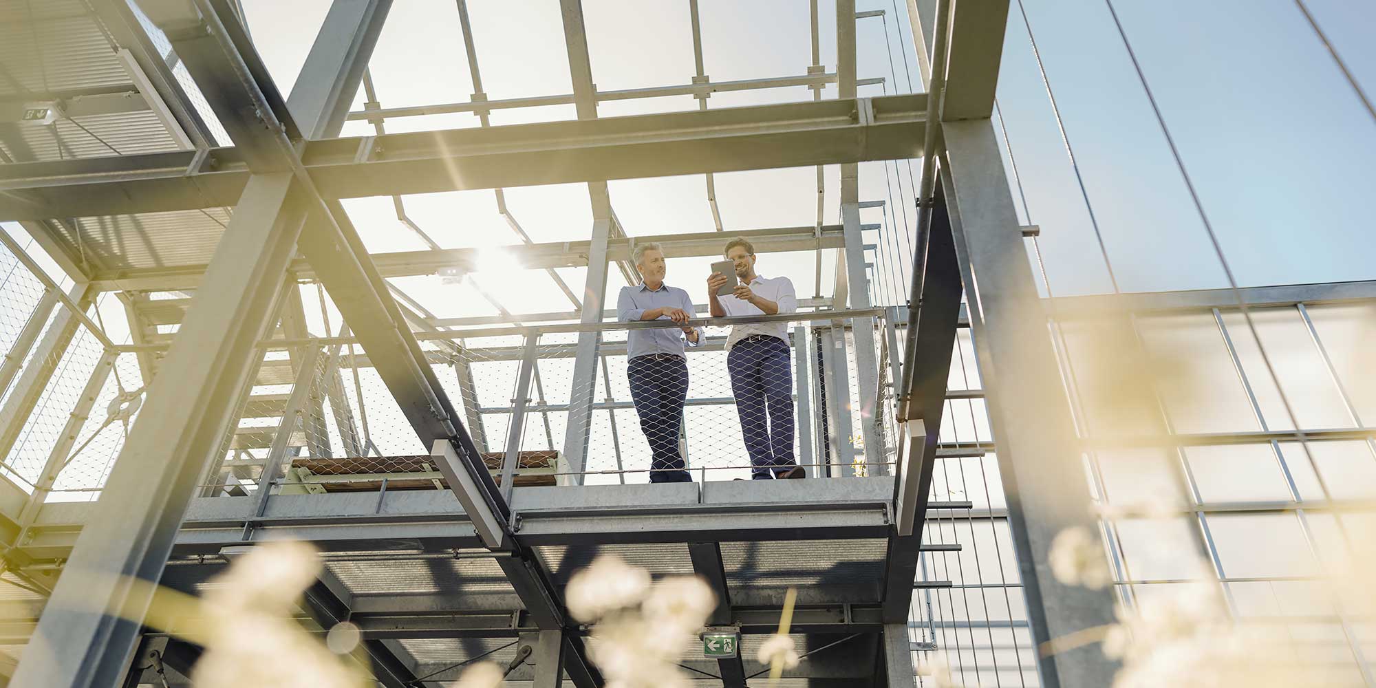 Dwójka mężczyzn na rusztowaniu budynku