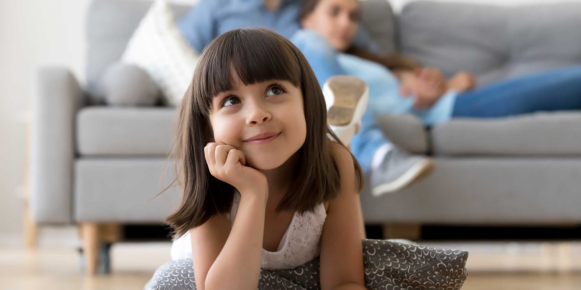 Mężączyzna pośród wielkich kontenerów spogląda na notatki