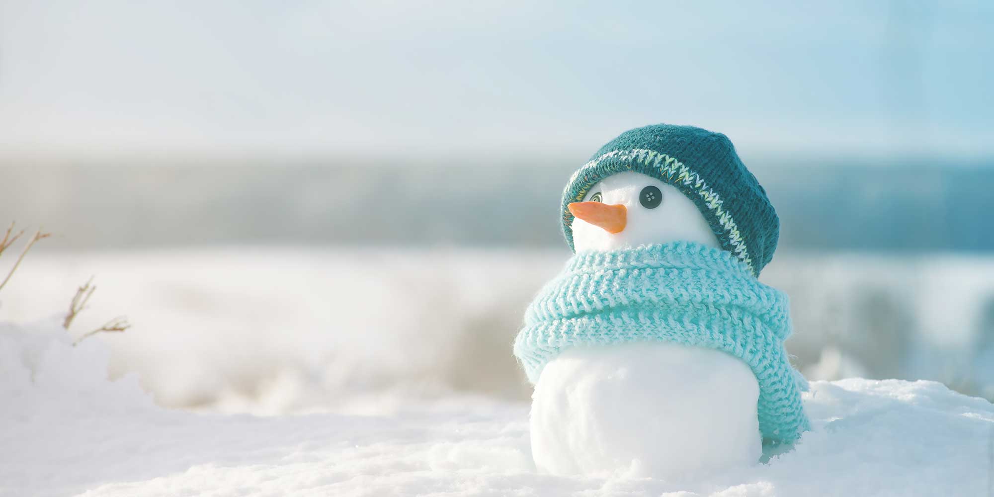 Bałwan na sniegu, w czapce i szaliku