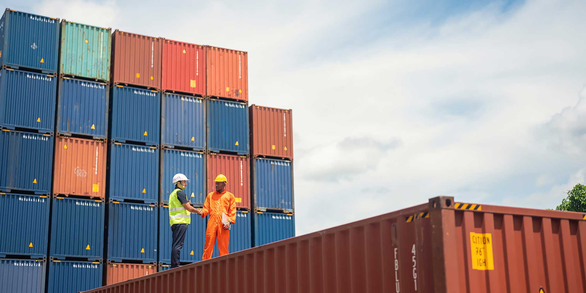 Pracownicy magazynu stoja na kontenerze