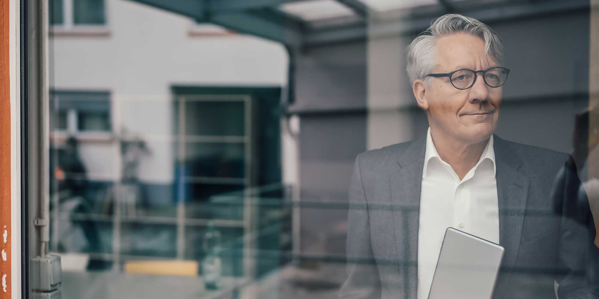 Mężczyzna stoi za szybą