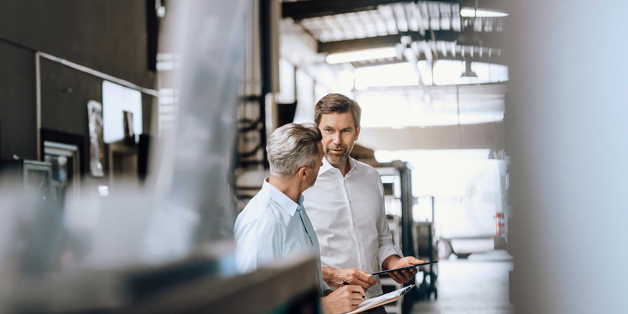 Dwoje męzczyzn dyskutuje w pomieszczeniu