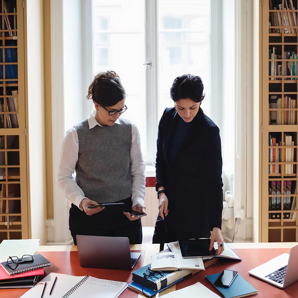 Die kobiety przy biurku