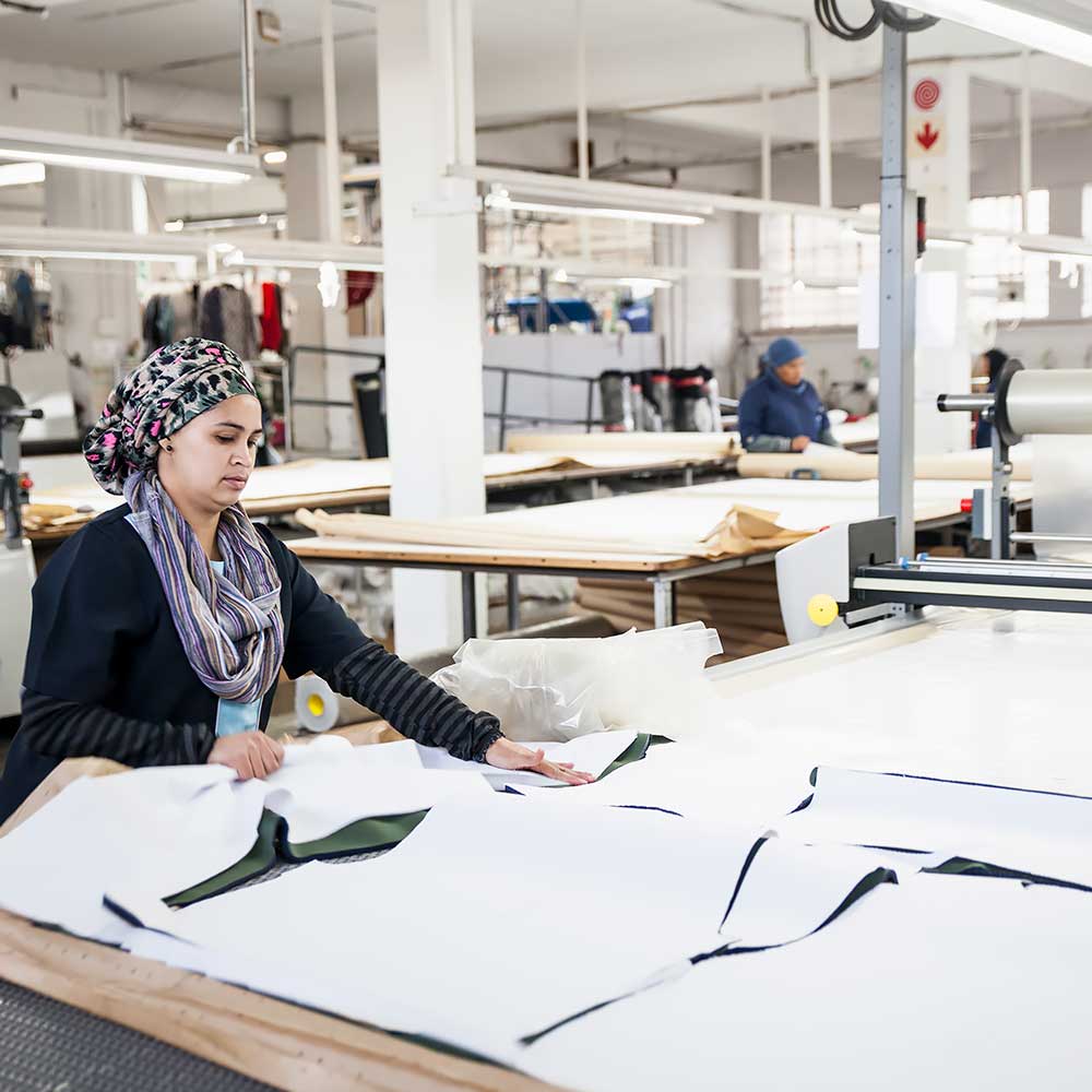 Pracownicy w fabryce tkanin