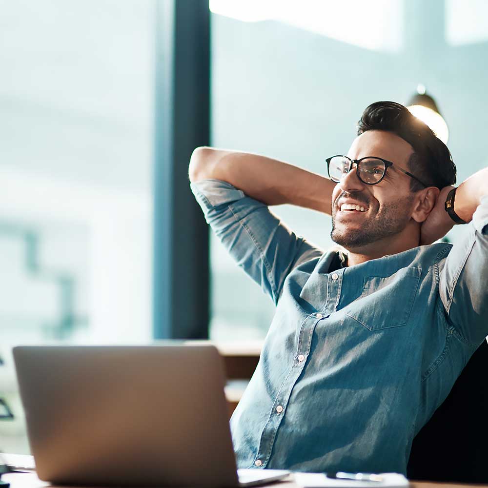 Mężczyzna opiera się na fotelu