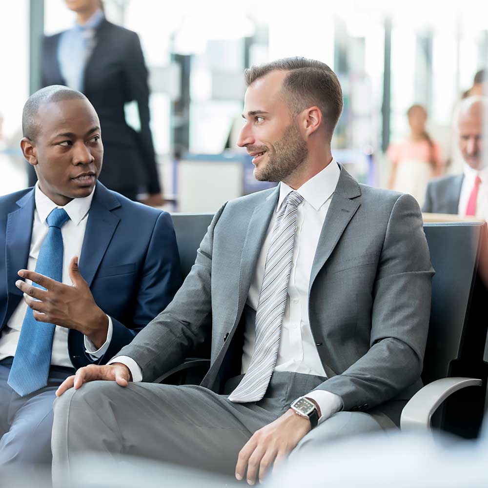 Dwoje mężczyzn rozmawia ze sobą