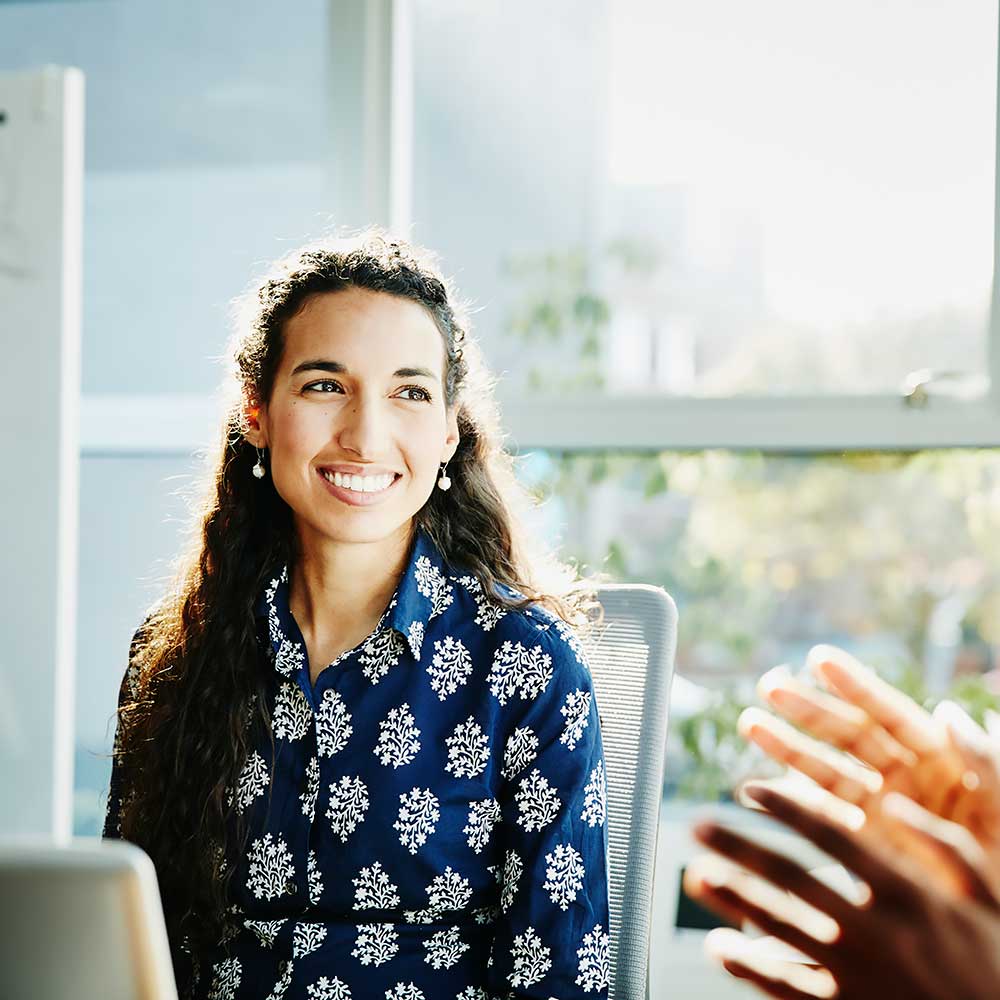 Kobieta uśmiechająca się do rozmówcy