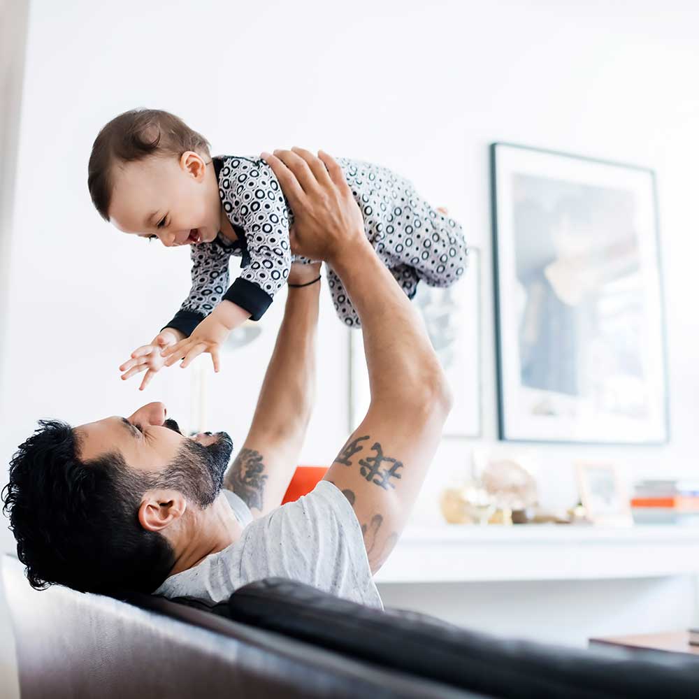 Mężczyzna z dzieckiem bawią się beztrosko