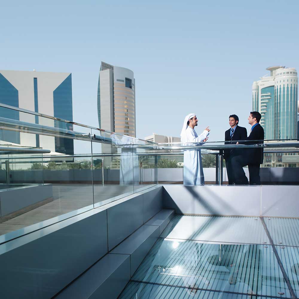 Trzech mężczyzn rozmawiają na tarasie 