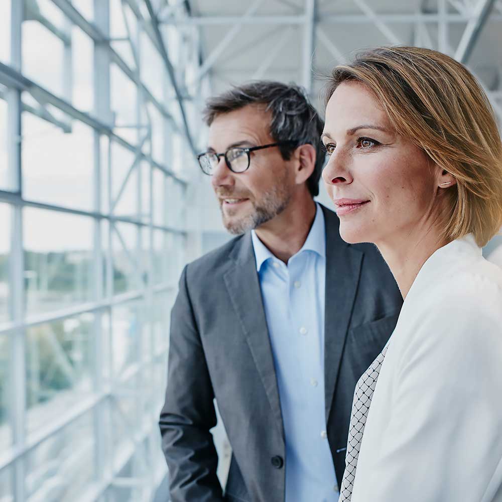 Kobieta i mężczyzna spoglądają przez okno