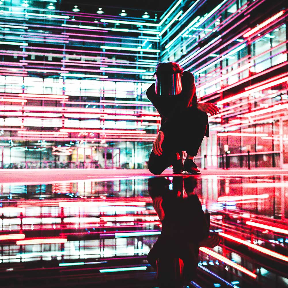 Człowiek w furystycznym neonowym tle