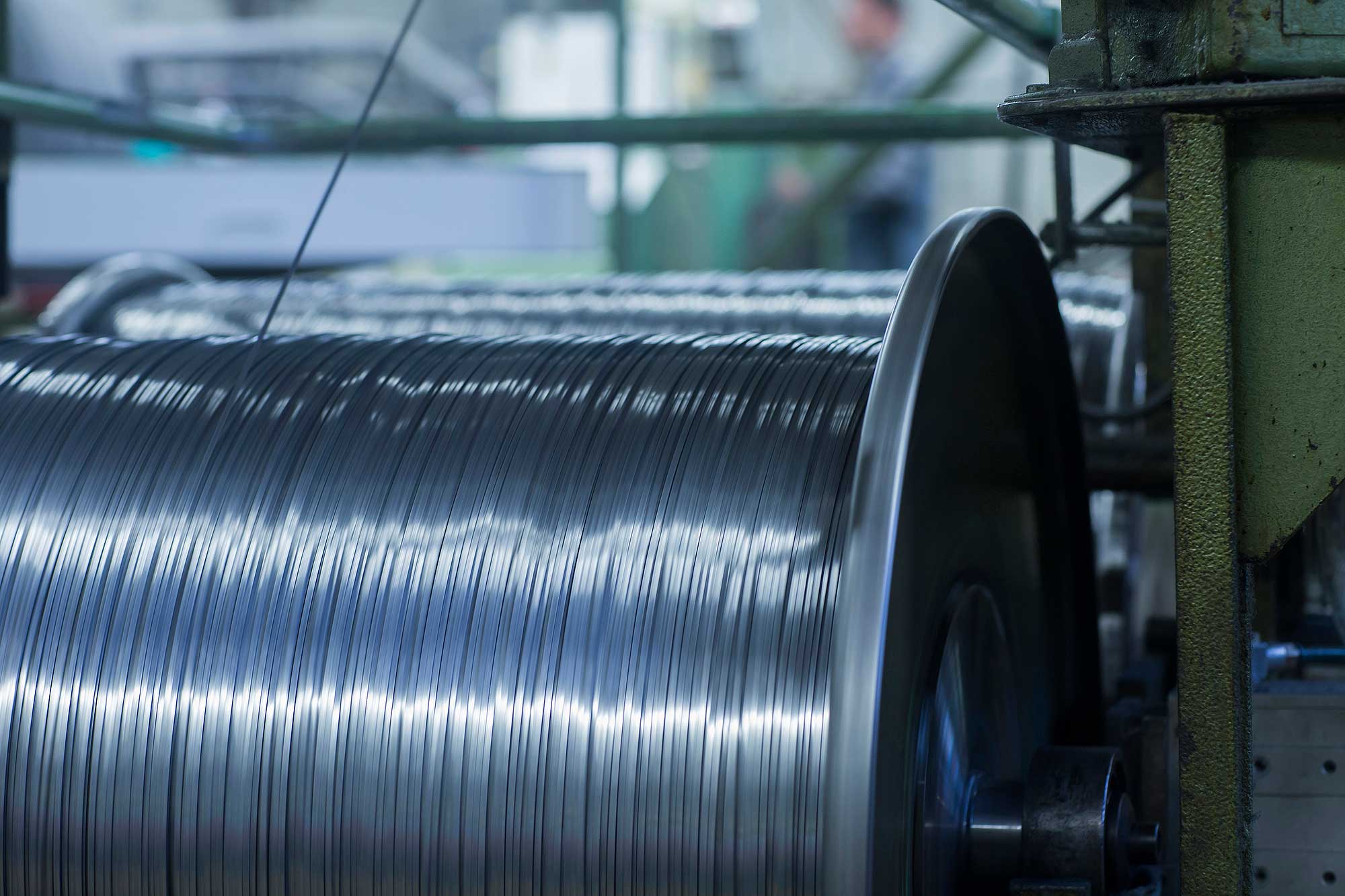 Duże szpule metalowego drutu w fabryce